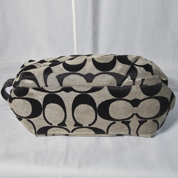 Coach Signature Canvas Duffle - Picture 4 of 10